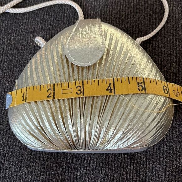 Gold Metallic Shell Clutch Mini Purse Snap Closure Crossbody Strap Black Inside - Picture 3 of 14